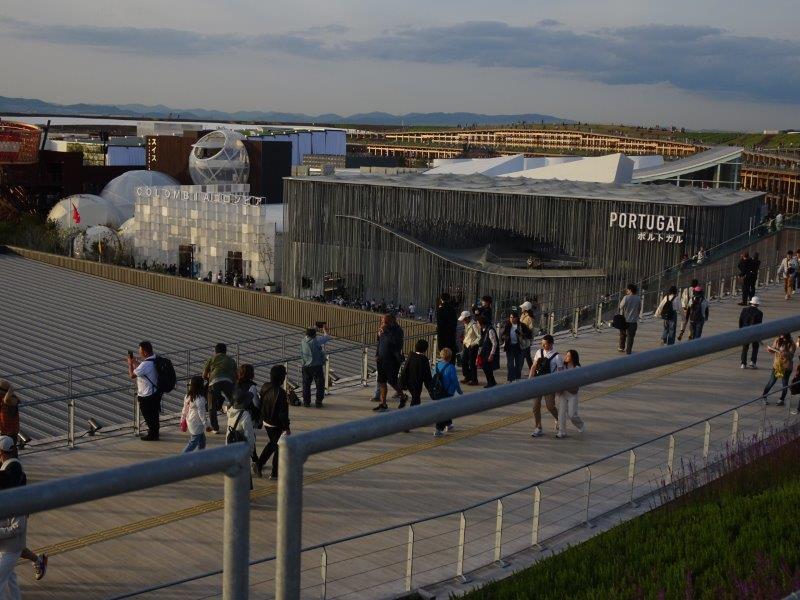 ����G�X�J���[�^�[�̖T�Ƀ|���g�K���p�r���I�����܂��Ă��I�ϋq�́A�G�X�J���[�^�[��ɂ����I�o���R�j�[������̃p�t�H�[�}���X�I